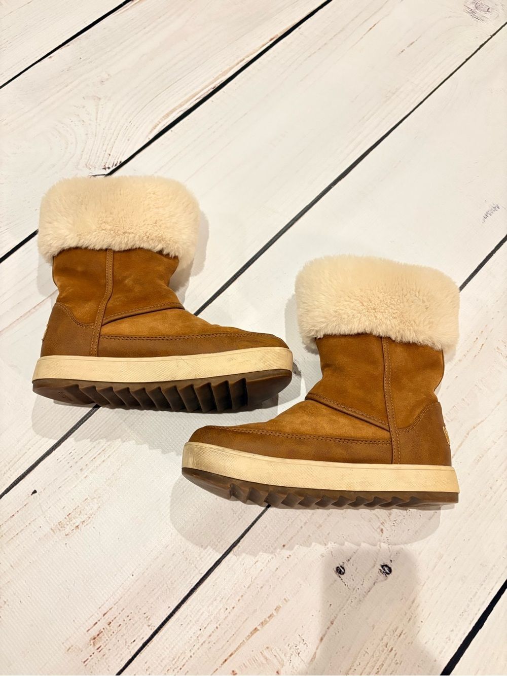 Koolaburra by UGG | Chestnut & Cream boots - Picture 2 of 8